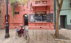 Una Velo: donde la mecánica también construye comunidad ¡Aprende a enfrentar un pinchazo en la ruta!